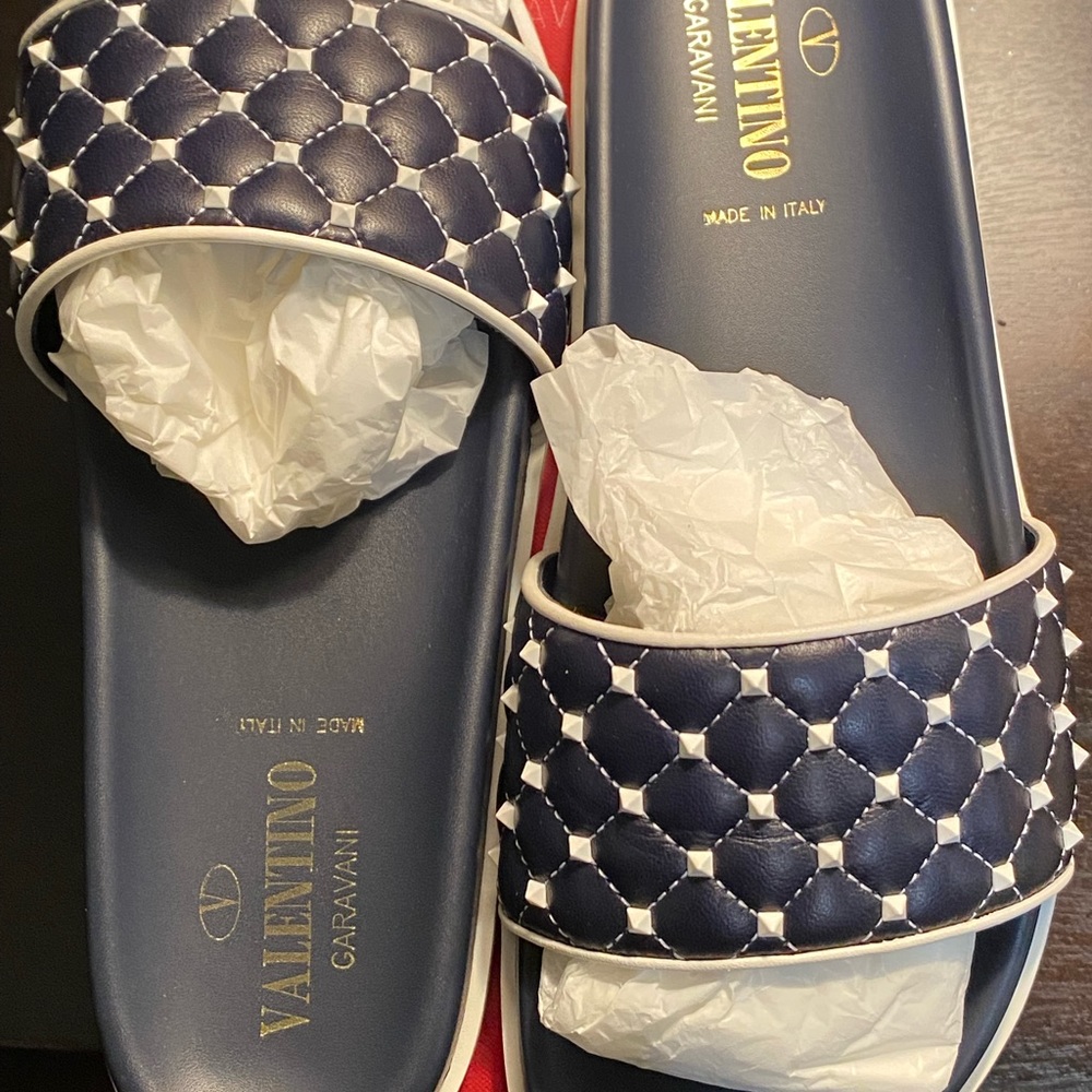 Valentino Slides.